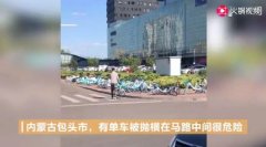 22岁小伙将马路中的单车搬回，敬军礼获上万点赞