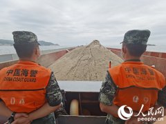 福建福州海警查获非法采砂案 查扣万吨级运砂船
